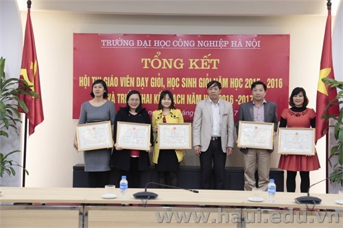 Honouring excellent teachers and students at all levels of 2015-2016 academic year