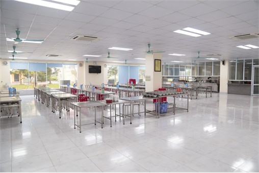 Phục vụ ăn ở trong trong dịp đón tân sinh viên năm 2016 tại Trung tâm Quản lý Ký túc xá