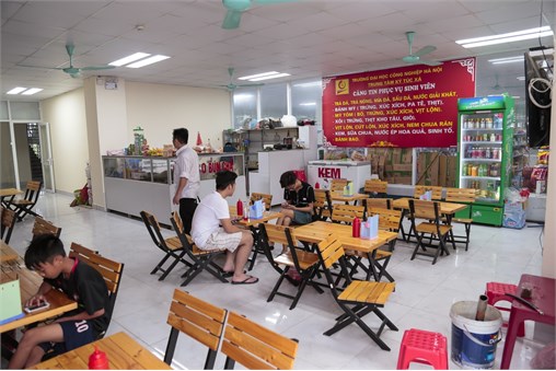 Phục vụ ăn ở trong trong dịp đón tân sinh viên năm 2016 tại Trung tâm Quản lý Ký túc xá