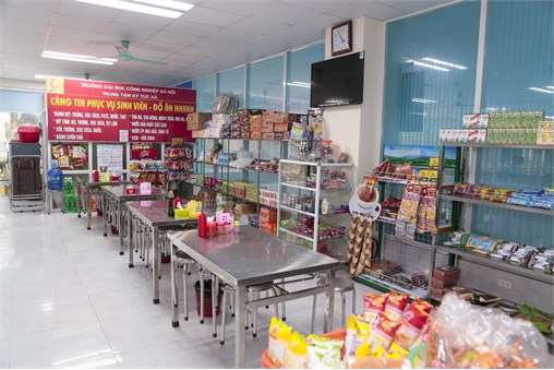 Phục vụ ăn ở trong trong dịp đón tân sinh viên năm 2016 tại Trung tâm Quản lý Ký túc xá