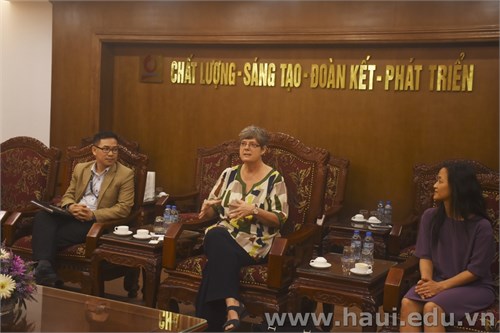 Giám đốc văn phòng Tiếng Anh khu vực - Đại sứ quán Hoa Kỳ tại Việt Nam thăm trường