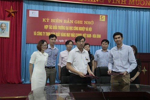 Ký biên bản ghi nhớ hợp tác giữa trường Đại học Công nghiệp Hà Nội và Công ty TNHH sản xuất hàng may mặc Esquel Việt Nam - Hòa Bình