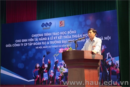 Scholarship Award and Cooperation Agreement Signing Ceremony Between FLC Group and Hanoi University of Industry