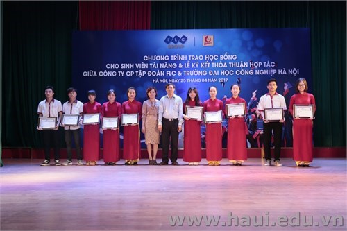 Scholarship Award and Cooperation Agreement Signing Ceremony Between FLC Group and Hanoi University of Industry