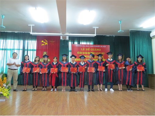 Lễ bế giảng và trao bằng tốt nghiệp cho sinh viên Đại học chính quy khóa 8