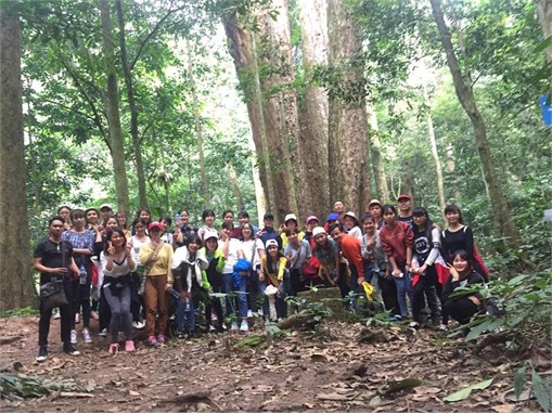 Thực hành Nghiệp vụ hướng dẫn du lịch chuyên biệt - Khám phá rừng Cúc Phương của sinh viên ngành hướng dẫn du lịch ĐH HDDLK8