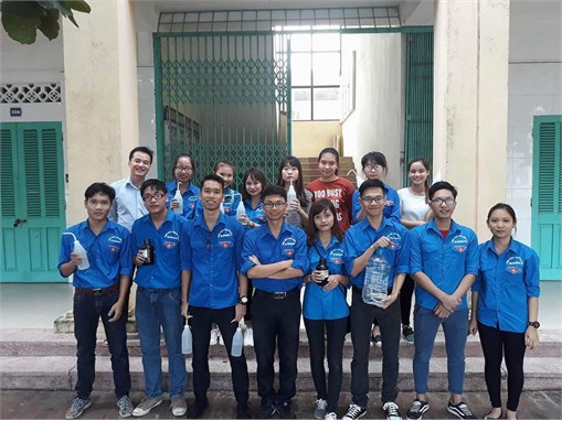 Sinh viên tình nguyện khoa Công nghệ hóa thực hiện công trình thanh niên “Làm sạch giảng đường”