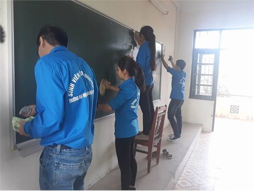 Sinh viên tình nguyện khoa Công nghệ hóa thực hiện công trình thanh niên “Làm sạch giảng đường”