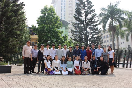 LHS Lào sang nhập học cùng các thầy cô của hai trường