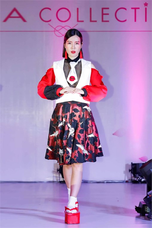Sinh viên Phạm Thu Hồng tự tin trong tốp 10 thí sinh xuất sắc nhất dự thi chung kết cuộc thi Sakura Collection 2017.