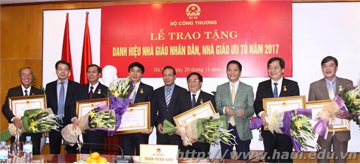 PGS.TS. Trần Đức Quý – Hiệu trưởng Trường Đại học Công nghiệp Hà Nội nhận danh hiệu Nhà giáo Nhân dân
