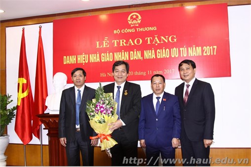 PGS.TS. Trần Đức Quý – Hiệu trưởng Trường Đại học Công nghiệp Hà Nội nhận danh hiệu Nhà giáo Nhân dân