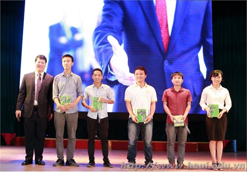 Sinh viên Đại học Công nghiệp Hà Nội sôi động cùng “Ngày hội hướng nghiệp năm 2017”- To The Journey