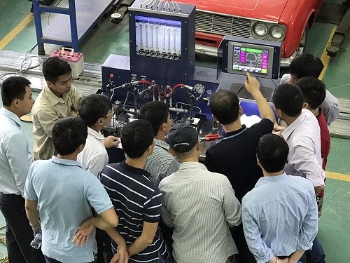 Chuyên gia Hàn Quốc chuyển giao thiết bị và công nghệ cân bơm cao áp cho Khoa Công nghệ ôtô
