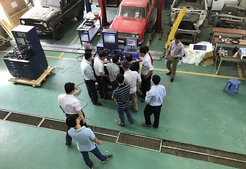 Chuyên gia Hàn Quốc chuyển giao thiết bị và công nghệ cân bơm cao áp cho Khoa Công nghệ ôtô