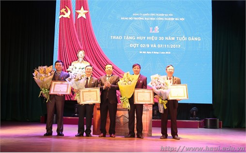 Trao tặng Huy hiệu 30 năm tuổi Đảng; Học tập, quán triệt, triển khai Nghị quyết Trung ương 6 khóa XII
