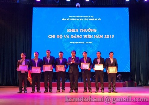 Chi bộ khoa công nghệ ô tô đón nhận danh hiệu Chi bộ Đảng trong sạch vững mạnh tiêu biểu năm 2017