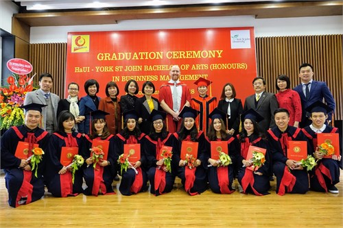 Lễ bế giảng khoá II Chương trình Đại học York St John (Vương quốc Anh)