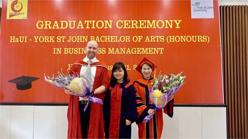 Lễ bế giảng khoá II Chương trình Đại học York St John (Vương quốc Anh)