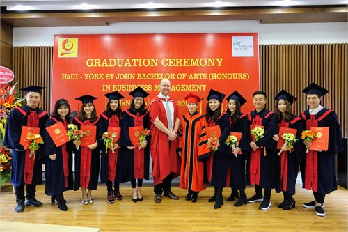Lễ bế giảng khoá II Chương trình Đại học York St John (Vương quốc Anh)