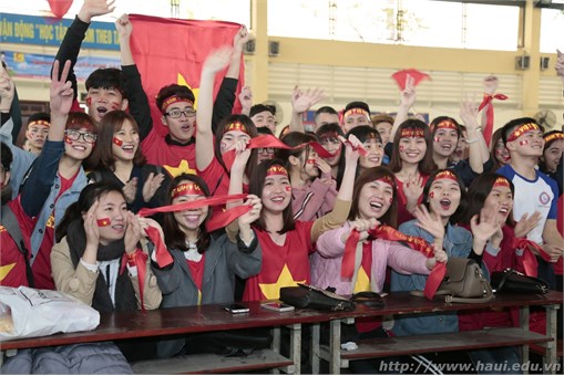 Gần 2000 sinh viên, cán bộ giảng viên Trường Đại học Công nghiệp Hà Nội làm nóng bừng nhà đa năng cổ vũ U23 Việt Nam