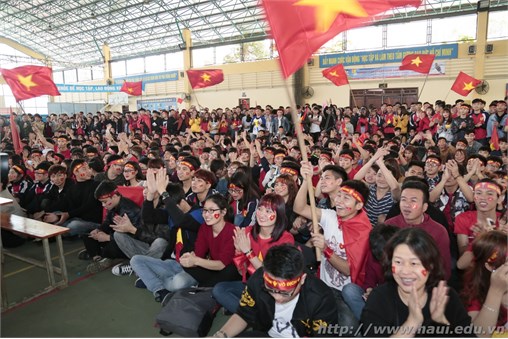 Gần 2000 sinh viên, cán bộ giảng viên Trường Đại học Công nghiệp Hà Nội làm nóng bừng nhà đa năng cổ vũ U23 Việt Nam