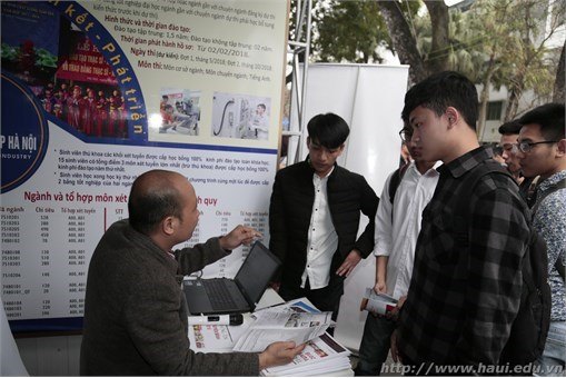 Hanoi University of Industry participates in the 2018 Enrollment – Career Consultation Fair