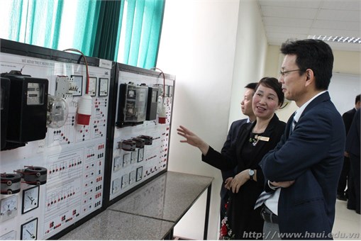 Mitsubishi Electric Việt Nam trao tặng gói thiết bị gần 2.2 tỷ đồng và 10 xuất học bổng cho Trường Đại học Công nghiệp Hà Nội