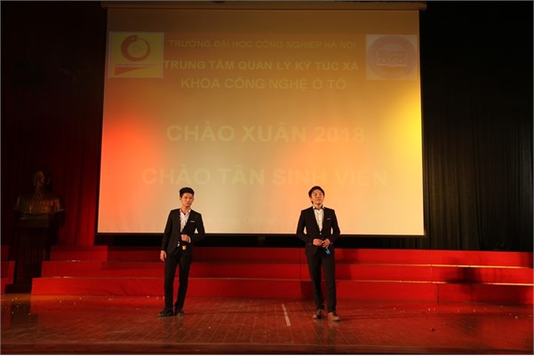 Rộn rã chương trình văn nghệ chào đón tân sinh viên và chào xuân 2018