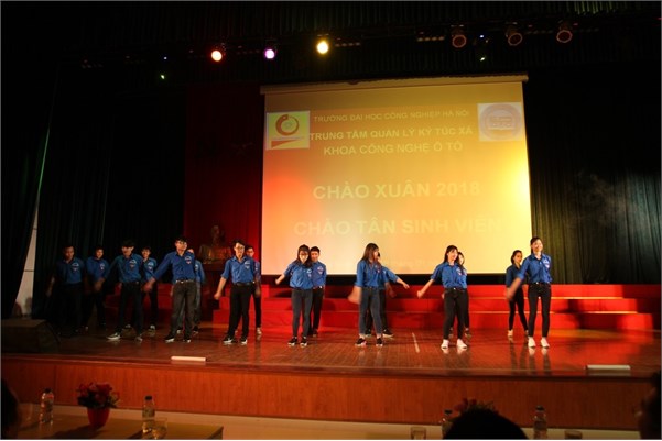 Rộn rã chương trình văn nghệ chào đón tân sinh viên và chào xuân 2018