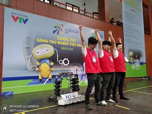 Đội tuyển DCN-TMQT Khoa Cơ khí lọt top 22 đội tuyển xuất sắc tham dự vòng chung kết Robocon Việt Nam 2018.