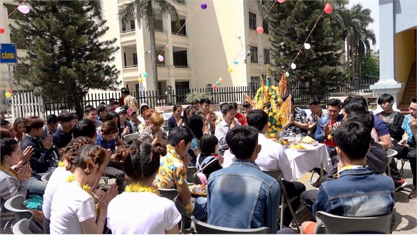Lưu học sinh Lào vui Tết cổ truyền Bunpimay 2561 tại Đại học Công nghiệp Hà Nội