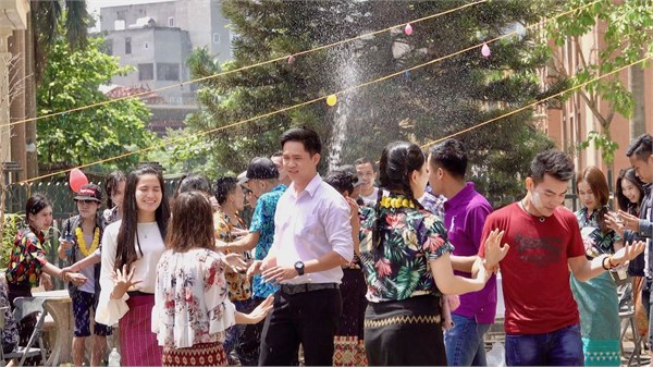 Lưu học sinh Lào vui Tết cổ truyền Bunpimay 2561 tại Đại học Công nghiệp Hà Nội