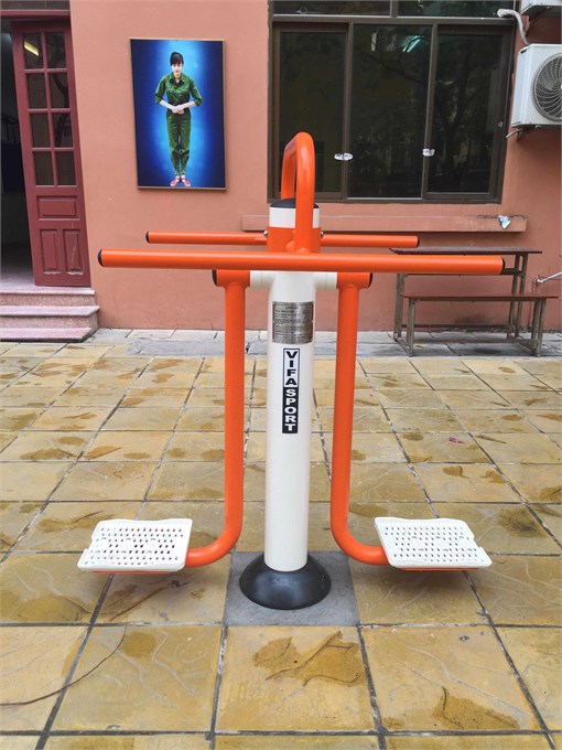 Rèn luyện sức khỏe với các thiết bị thể dục ngoài trời.