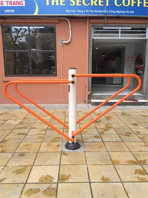 Rèn luyện sức khỏe với các thiết bị thể dục ngoài trời.