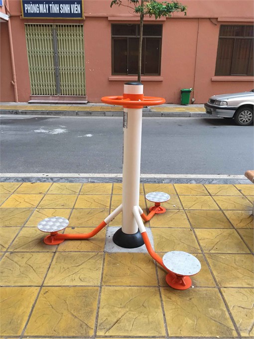 Rèn luyện sức khỏe với các thiết bị thể dục ngoài trời.