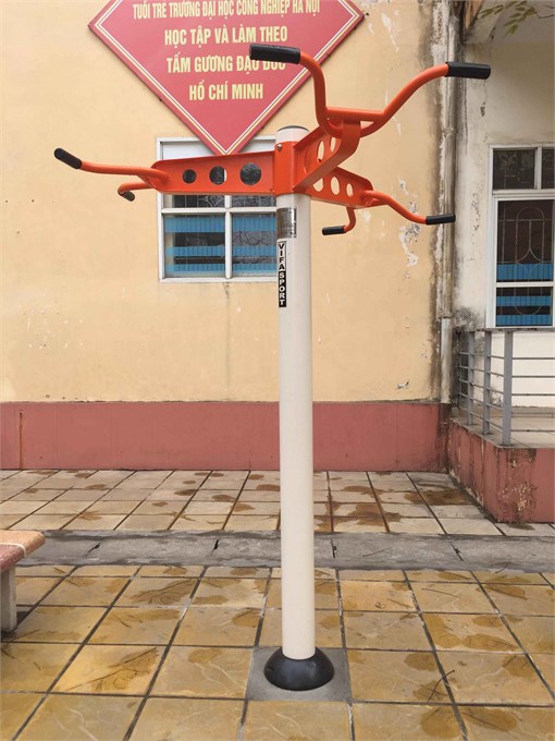 Rèn luyện sức khỏe với các thiết bị thể dục ngoài trời.