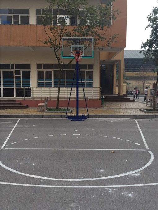 Rèn luyện sức khỏe với các thiết bị thể dục ngoài trời.