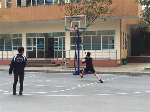 Rèn luyện sức khỏe với các thiết bị thể dục ngoài trời.