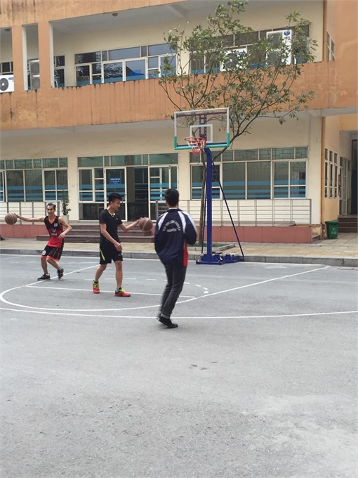 Rèn luyện sức khỏe với các thiết bị thể dục ngoài trời.