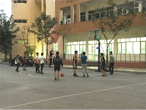 Rèn luyện sức khỏe với các thiết bị thể dục ngoài trời.