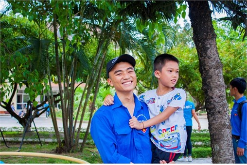 Sinh viên khoa Điện tử dành nụ cười tặngcho trẻ em tại làng trẻ Hữu Nghị