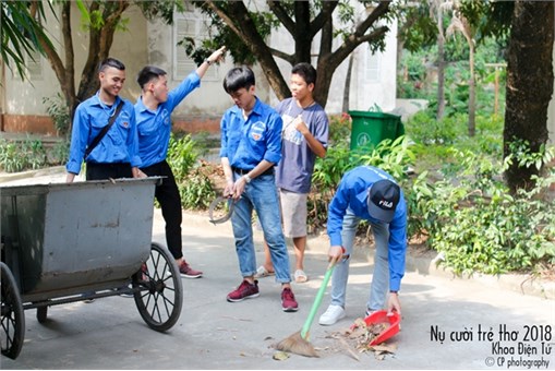 Sinh viên khoa Điện tử dành nụ cười tặngcho trẻ em tại làng trẻ Hữu Nghị