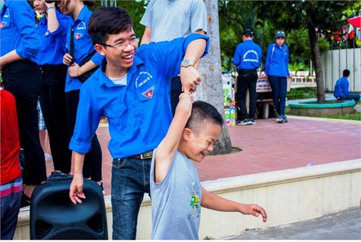 Sinh viên khoa Điện tử tổ chức chương trình `Nụ cười trẻ thơ` tại làng trẻ Hữu Nghị