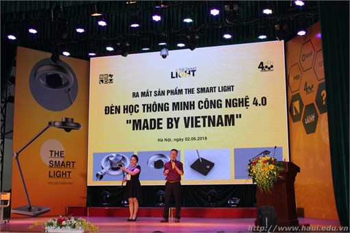 Trao tặng sản phẩm The Smart Light, đèn học thông minh công nghệ 4.0 “Made by Vietnam”
