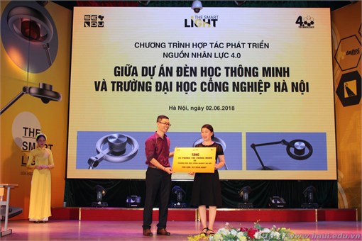 Trao tặng sản phẩm The Smart Light, đèn học thông minh công nghệ 4.0 “Made by Vietnam”