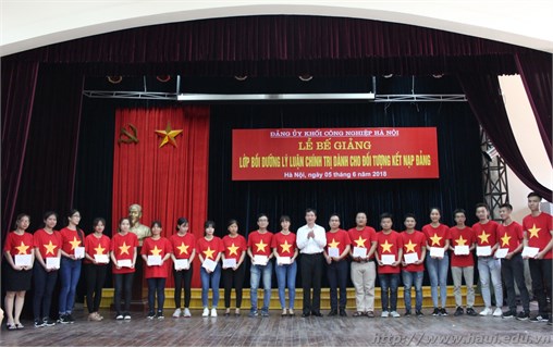 Trao giấy chứng nhận cho 121 học viên hoàn thành khóa học bồi dưỡng Lý luận chính trị dành cho đối tượng kết nạp Đảng