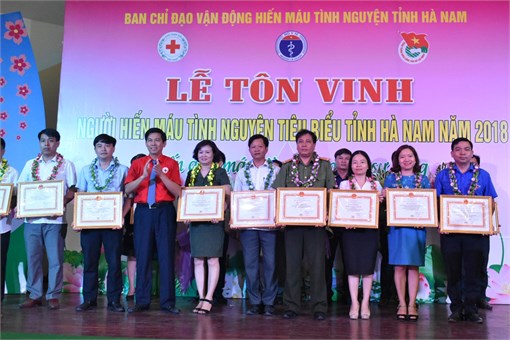 Đoàn trường Đại học Công nghiệp Hà nội nhận Bằng khen của Trung ương Hội chữ thập đỏ Việt Nam trong công tác hiến máu tình nguyện năm 2018