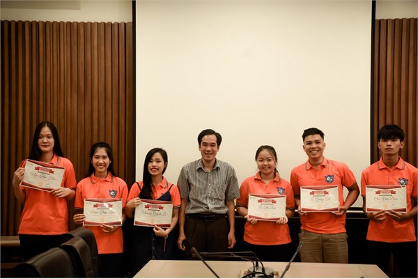Khoa Ngoại ngữ tổ chức trao chứng nhận cho các Leader E4U