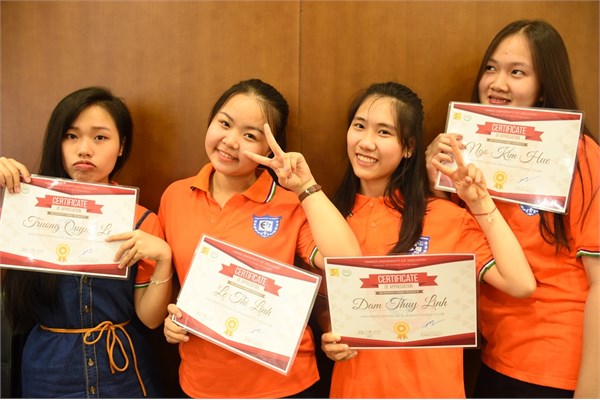 Khoa Ngoại ngữ tổ chức trao chứng nhận cho các Leader E4U